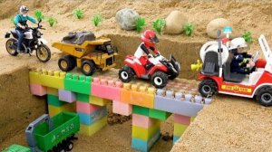 Строят мостовые блоки с помощью самосвалов, дорожного катка