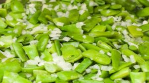 Баранина со стручками фасоли и яйцом