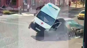 Камера сняла момент жесткого ДТП с перевернувшейся скорой в Череповце