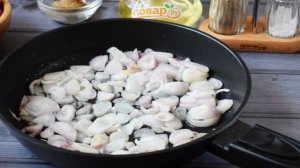 Жареная курица с луком-шалот и помидорами