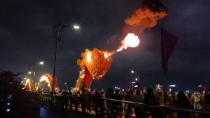 Дракон извергал огонь, а после устроил потоп, облив толпу народа @ Вьетнам, г. Дананг, 2025