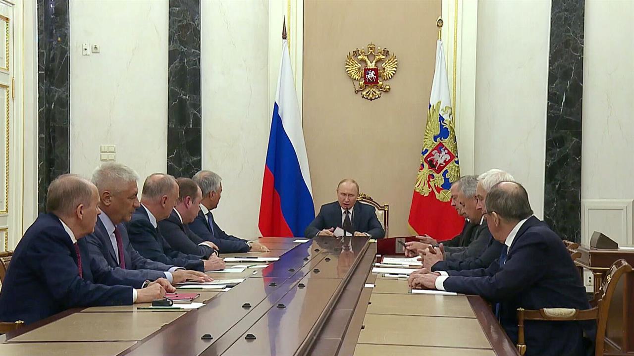 Владимир Путин провел оперативное совещание с постоянными участниками СБ России
