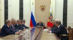 Владимир Путин провел оперативное совещание с постоянными участниками СБ России