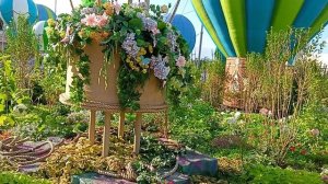 Парк Горького Москва.Центральный вход с красивыми цветами, инсталляции "Лето в Москве "