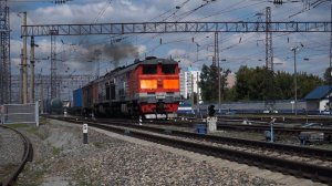 Тепловоз 2ТЭ10М-2360 с составом из фитинговых платформ.