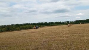 гружу солому