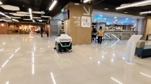 Подметально-поломоечный робот KOKOBOTS S95 в аэропорту