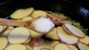 Жареная картошечка с луком