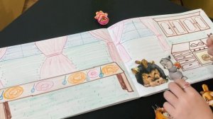 Алиса играет в бумажный детский сад