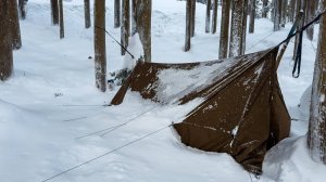 Горячий палаточный лагерь подвергся нападению бушующего снега