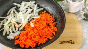 Жареная капуста с морковкой и луком