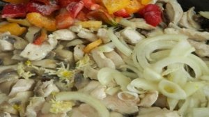 Жареная курица с солеными огурцами