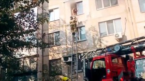 МЧС показало кадры спасения ребенка и его семьи из горящей квартиры в Луганске