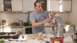 Василий Емельяненко готовит десерт в кухонной машине REDMOND | Ланч-бокс