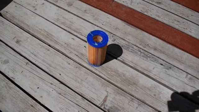 Зеленая вода в бассейне на даче