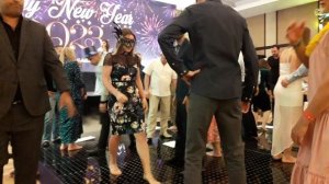 Как развлекают гостей в отеле RAMADA эмирата Аджман. Конкурс "танец на бумаге" веселит зрителей