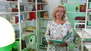 У книжной полки. Мария Максимова. Святая царская семья