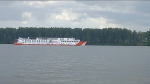 Не стандартный теплоход для российских рек, Принцесса Анабелла  идёт по икшенскому водохранилищу