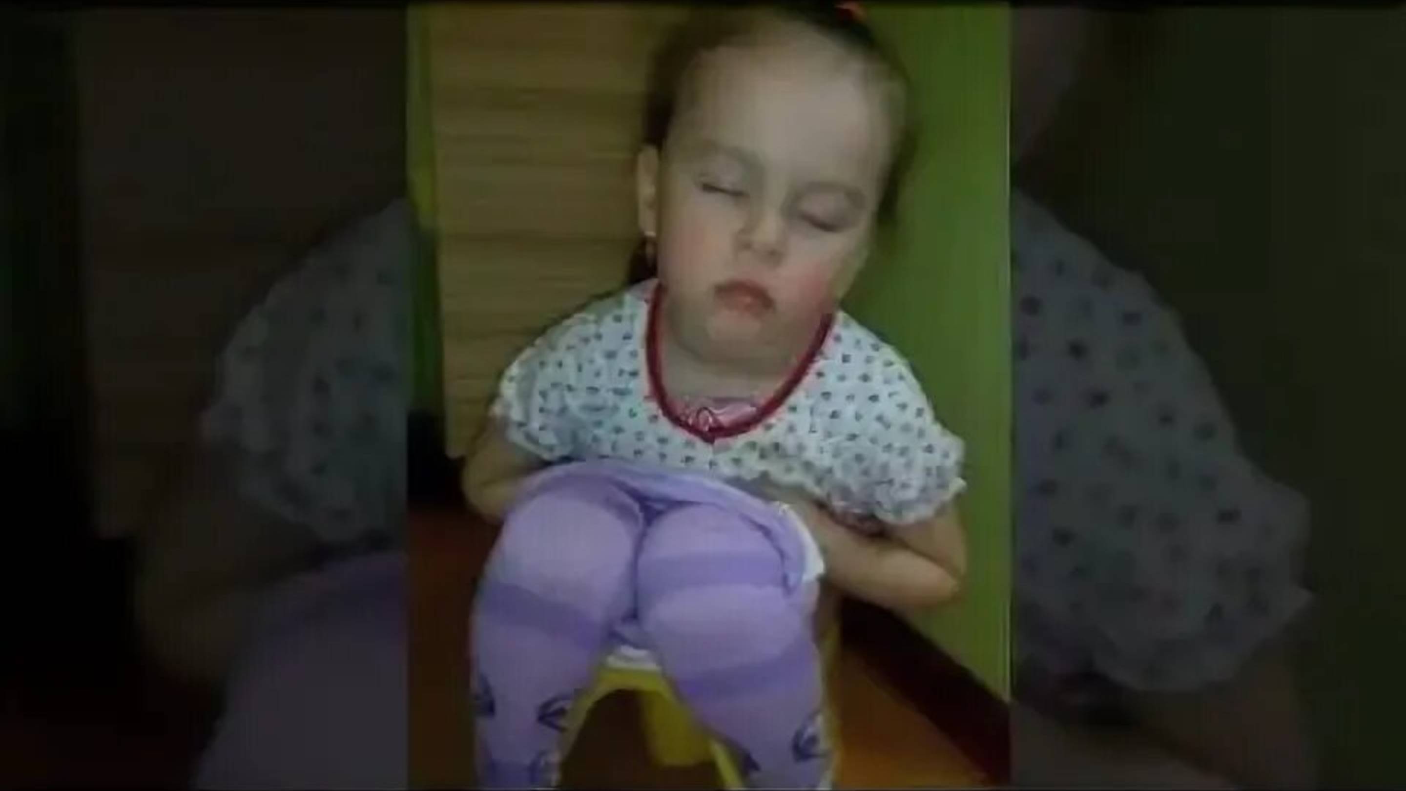 Девочка какает