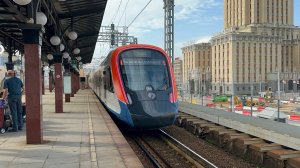 Электропоезд «Иволга» ЭГЭ2ТВ - 044 на пл.Белорусская и Пл.Трёх Вокзалов D4, июль 2025 года