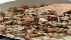 Чечевица с мясом в горшочке