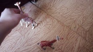 Голодная львица пытается поймать гиганта жирафа. Очень интересный видос.