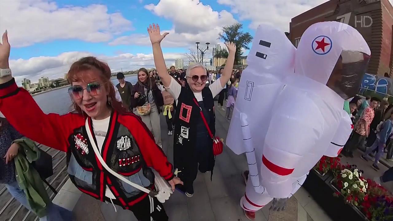 Уличные артисты превратили в одну большую сцену весь Челябинск