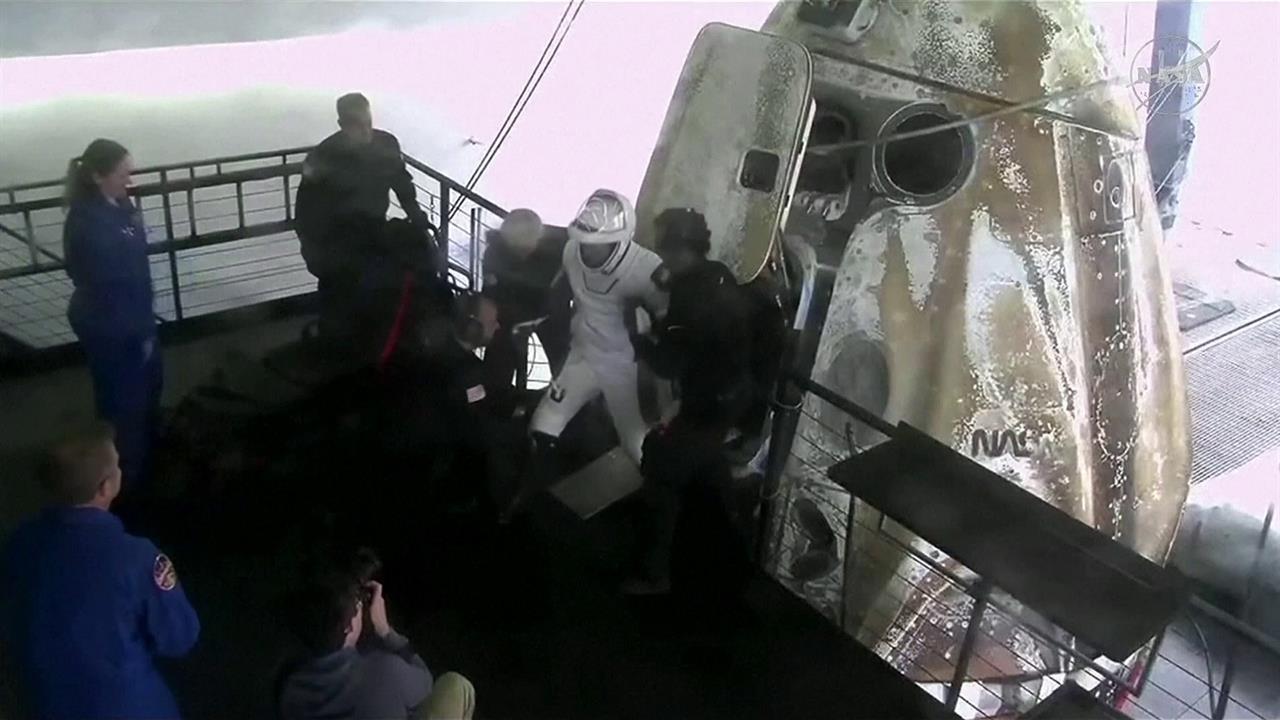 Российский космонавт К.Песков в составе международного экипажа корабля Crew Dragon вернулся на Землю