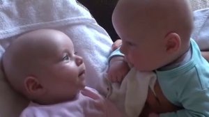 ДВА МАЛЫША-БЛИЗНЕЦА ОБЩАЮТСЯ)))) СМОТРЕТЬ ВИДЕО ПРИКОЛЫ