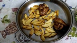 Крылышки и картошка в аэрогриле.