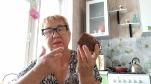 Испекла хлеб из двух видов муки