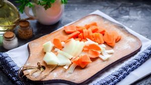 Чечевица с курицей и овощами