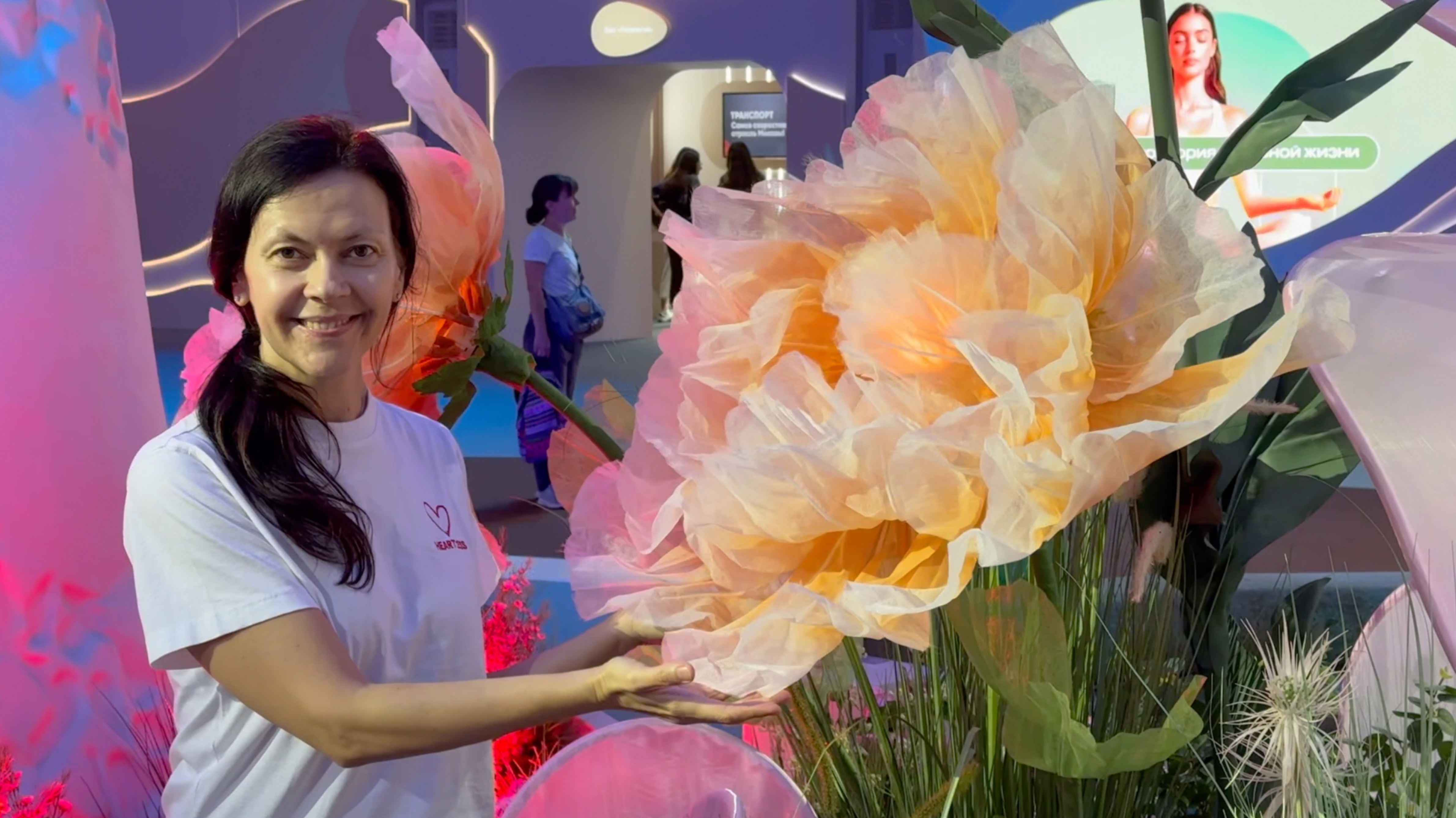 Выставка "Москва 2030", Гостиный двор. Распускающиеся цветы.