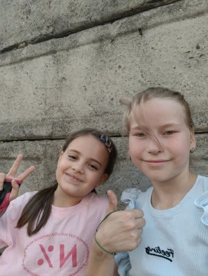 две сестрёнки