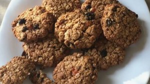 Овсяное печенье с яблоком, черносливом и изюмом.