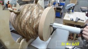 Умелый мастер из кусочков деревяшек сделал уникальную вазу