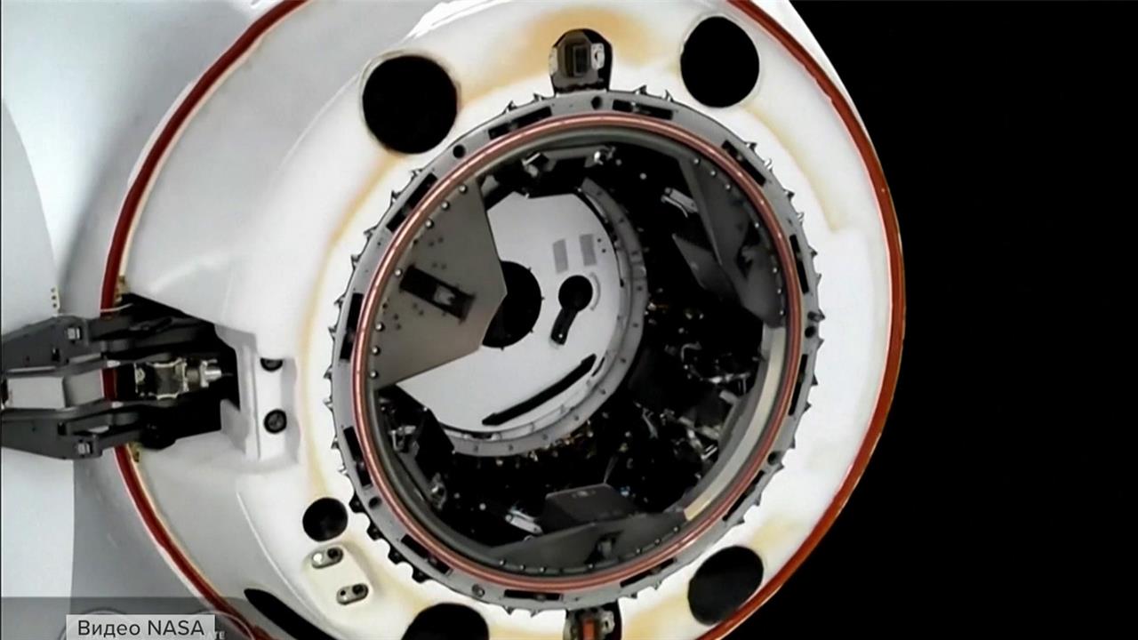 Американский Crew Dragon успешно отстыковался от МКС