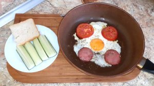 Завтрак. Яичница с колбасой и помидорами