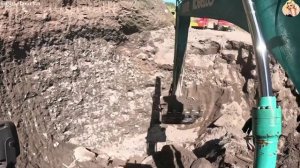 Строительство, экскаватор копает песок