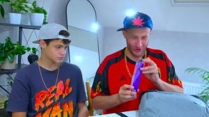 ТУПАРЕВ РАЗДАЁТ ПОДАРКИ ОДНОКЛАССНИКАМ.