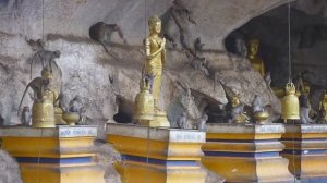 Таиланд, буддийский храм с обезьянами под открытым небом.