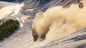 Жуткие и опасные камнепады и оползни, снятые н