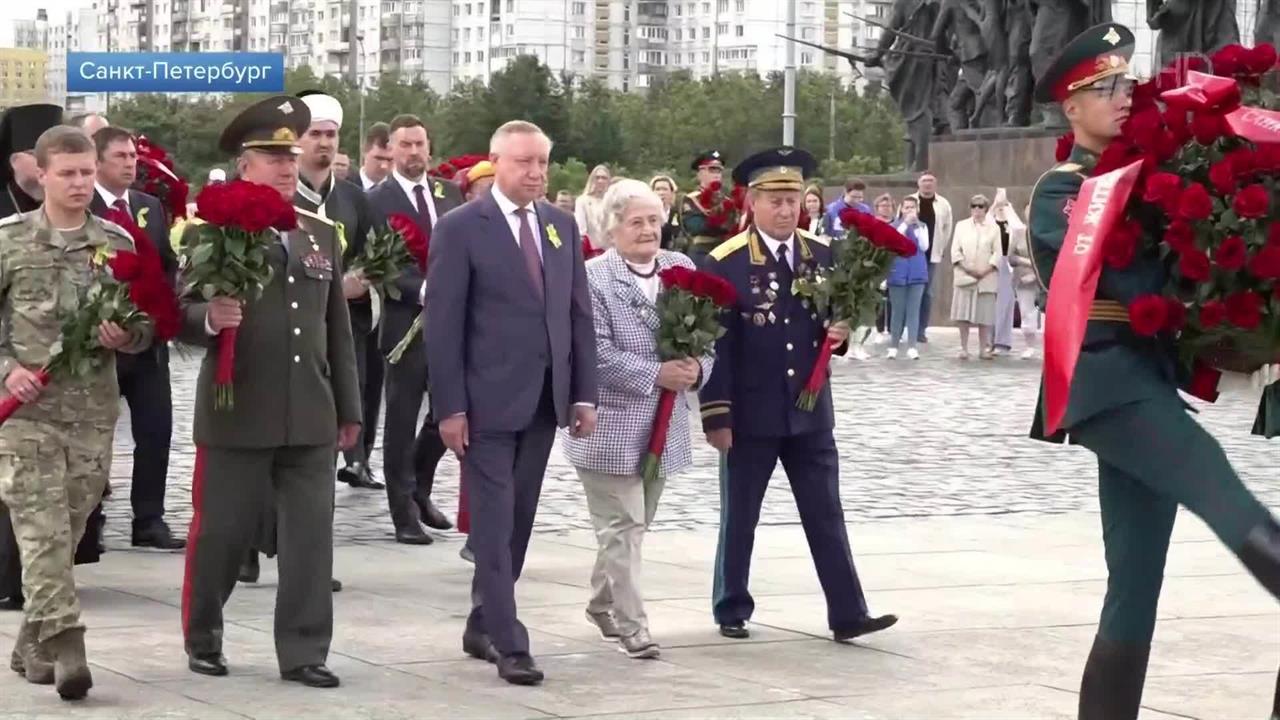 Появились кадры возложения цветов в памятный День окончания Ленинградской битвы