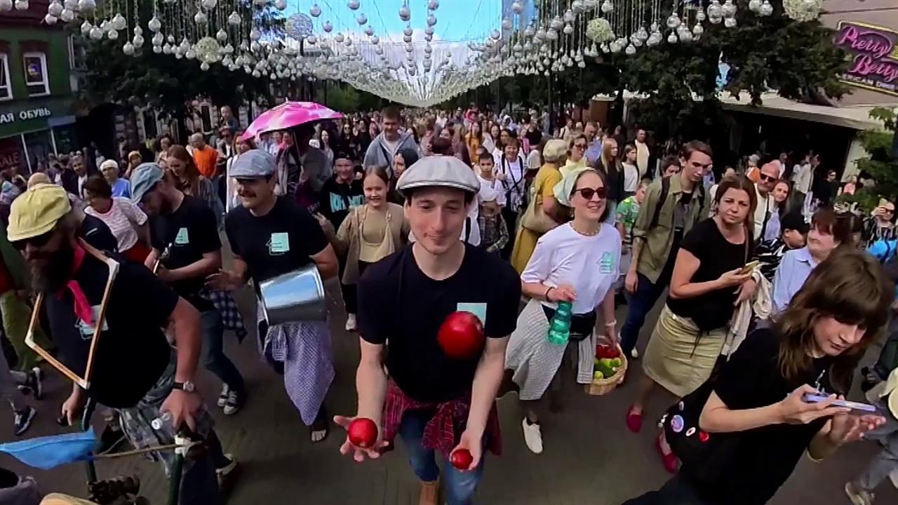 В Челябинске открылся фестиваль уличных театров