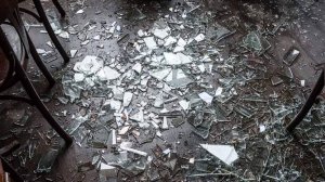 Окно многоквартирного дома повреждено при атаке БПЛА на Сочи