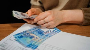 Работодателей могут оштрафовать на 50 тыс. рублей за лишение работника премии