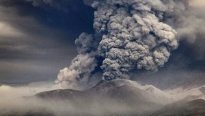 Вулканический пепел начали убирать на Камчатке
