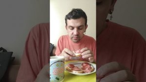 Обжор жареная колбаса Стародворская с белым хлебом и маслом