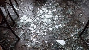 Окно многоквартирного дома повреждено при атаке БПЛА на Сочи