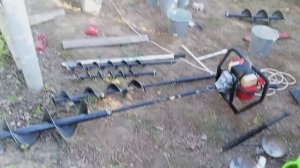 Пробурил лунку мотобуром под крайний столб .